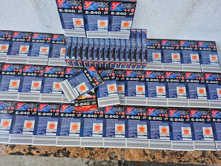 Vând o colecție 53 casete video VHS originale Edeka HGX 240 de minute