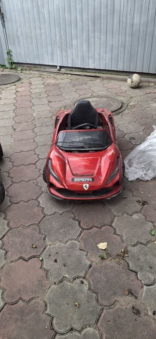 Продам две машинки детские рабочие.