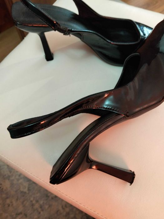 Vând pantofi stiletto negri