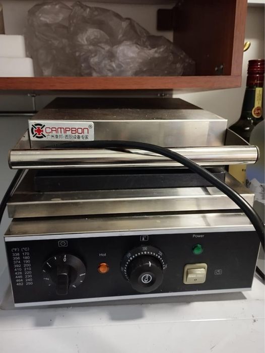 Вафельница в хорошем состоянии