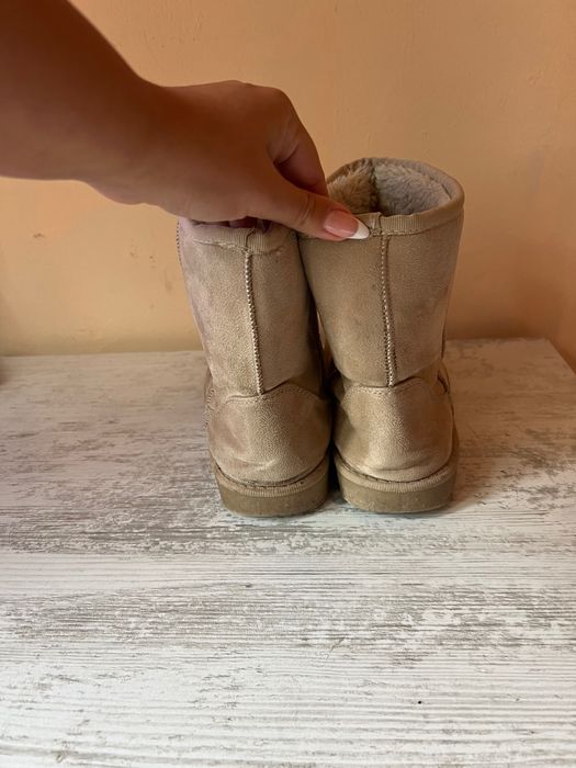 Плюшени бежови боти с нашити блестящи камъни и перли 38 номер с плюш