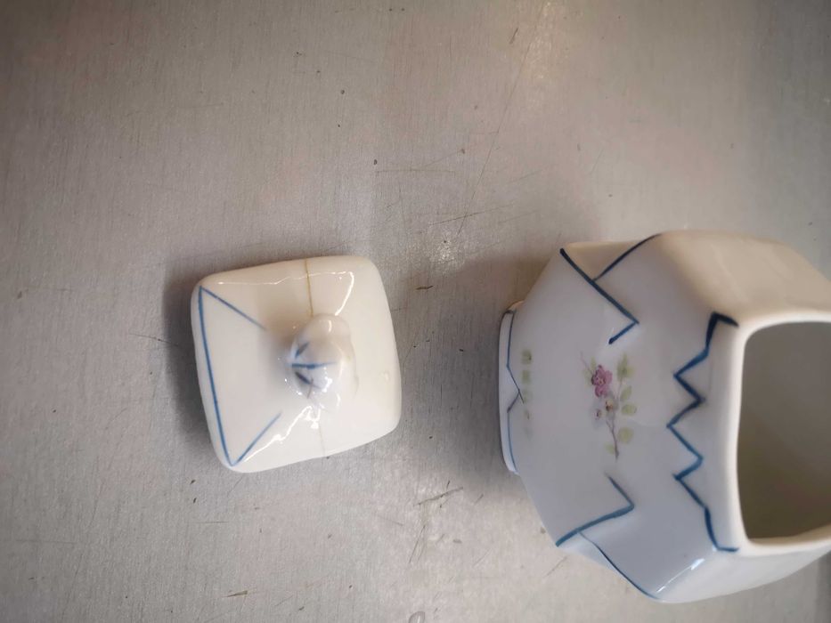 Старинни порцеланови буркани за подправки