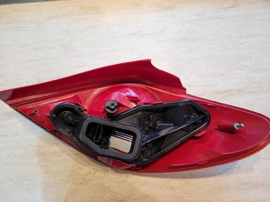 Pereche stopuri Peugeot 207 (stinga + dreapta) echipate cu becuri.