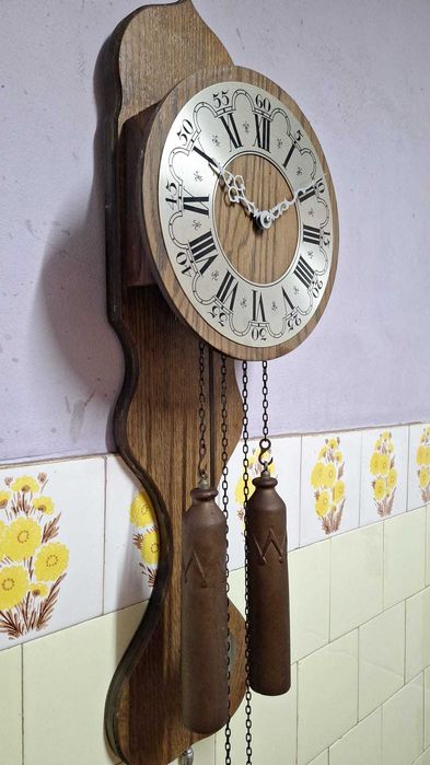 Ceas mecanic de perete cu pendul.