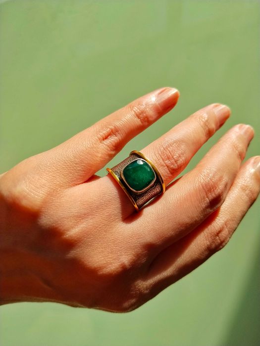 Серебряное кольцо с натуральным изумрудом