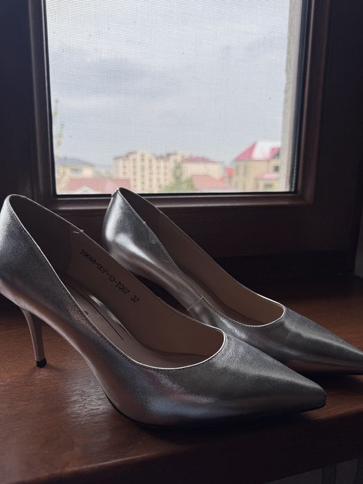 Туфли, серебристые. Очень удоьные, на среднем каблучке.