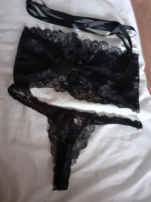 set lenjerie intima neagra cu aspect de dantela