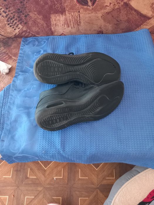 Универсални маратонки на Джордан.