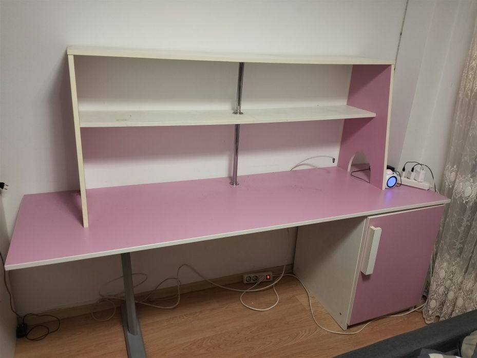 Vând birou  pentru fetițe,roz!
