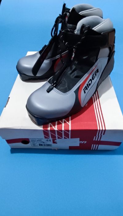 Продам ботинки лыжные