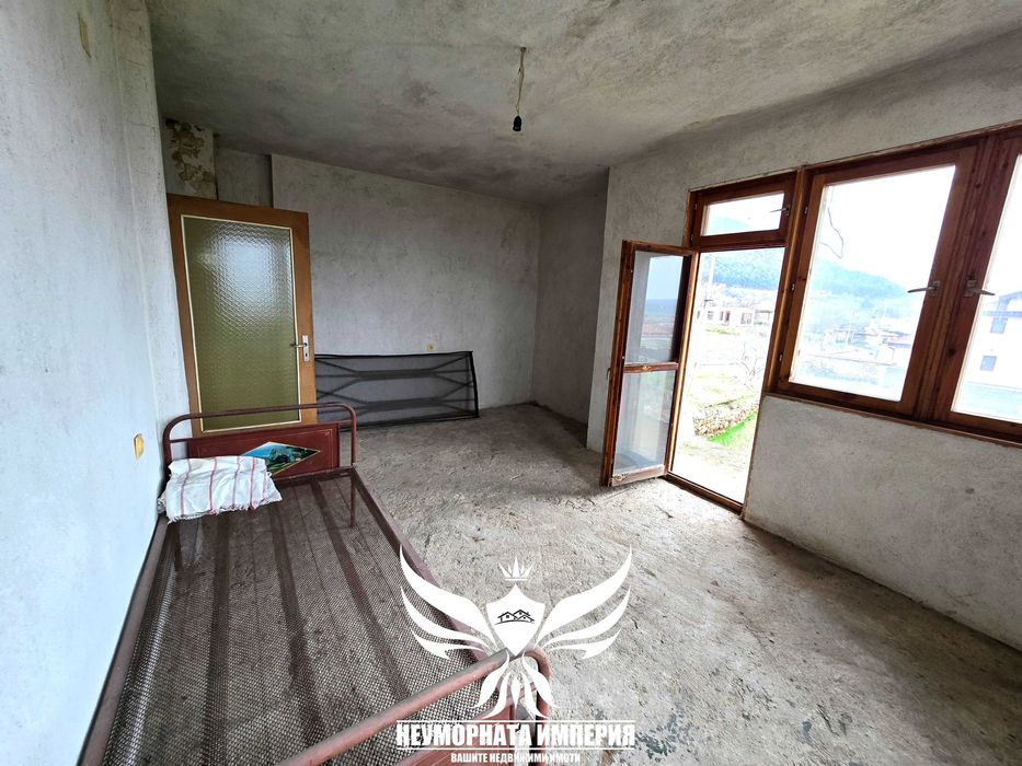 Продавам тристаен апартамент 128кв. с гараж, таван и изба в гр.Хисаря