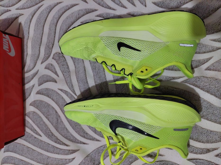 Продам беговые кроссовки Nike