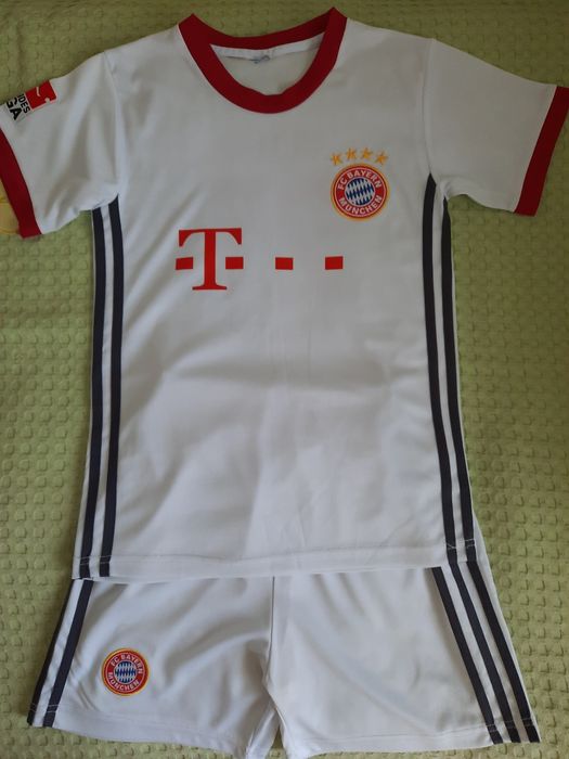 Продам футбольный костюм.