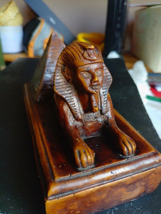 Statueta sculptata rară sfinx cu piramida in spate 15x7 cm