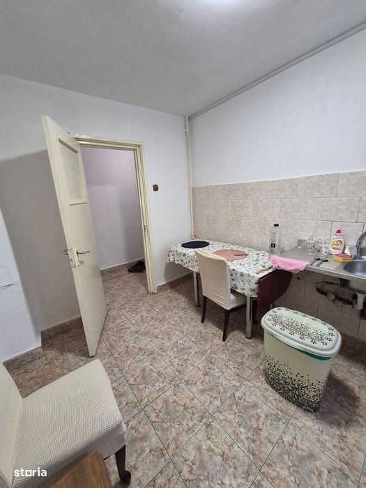 Apartament trei camere,semidecomandat , parter, Rovine, 112.000 Euro