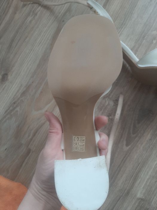 Босоножки новые кожа 39 размер