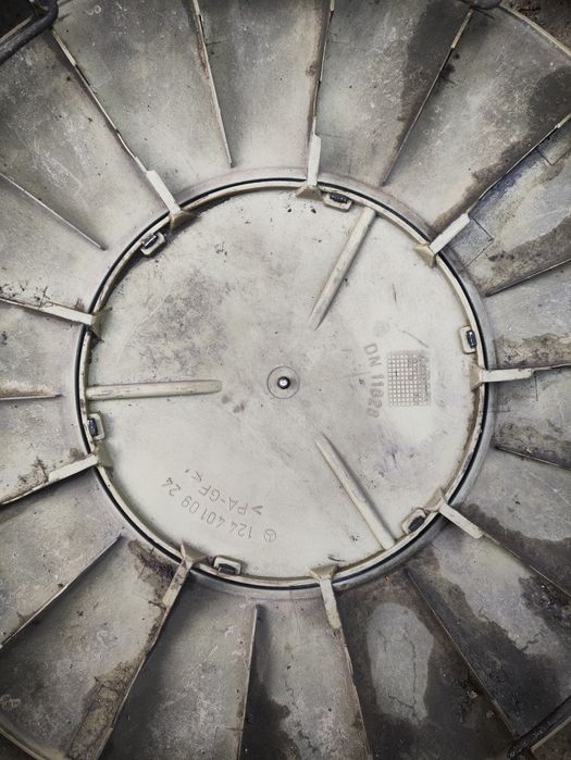 Колпаки Мерседес 124,190 оригинал