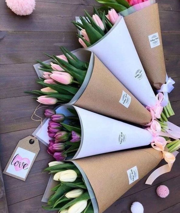 Букеты тюльпанов с оформлением