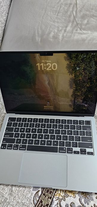 Продам MacBook air 13, 2025