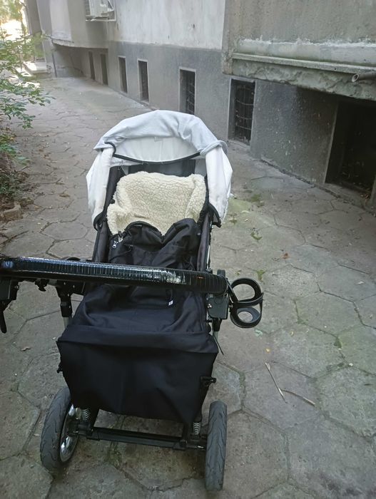 Бебешка количка бяла с черно  с летни подложки, сенник и зимно чувалче