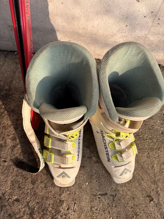 Ски обувки, ски и щеки