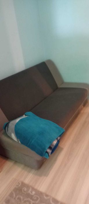 Vand biblioteca , 2 dulapuri haine si 2 canapele extensible