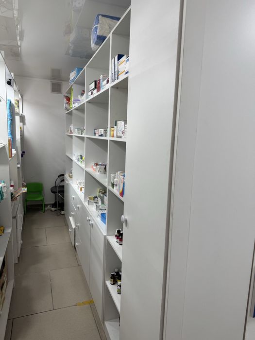 Продам витрину для аптеки почти новый