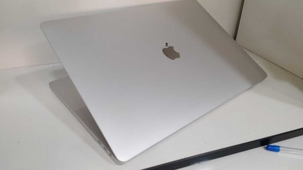 Macbook Pro 16"  A2141  I7  DDR4 16 gb SSD 512 gb ideal