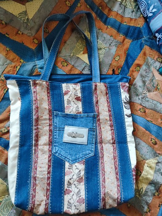 Джинсовая сумка с вышивкой