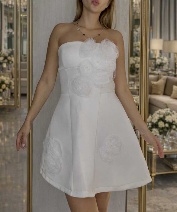 бяла рокля шита по поръчка неопренова с бели цветя и златни орнаменти