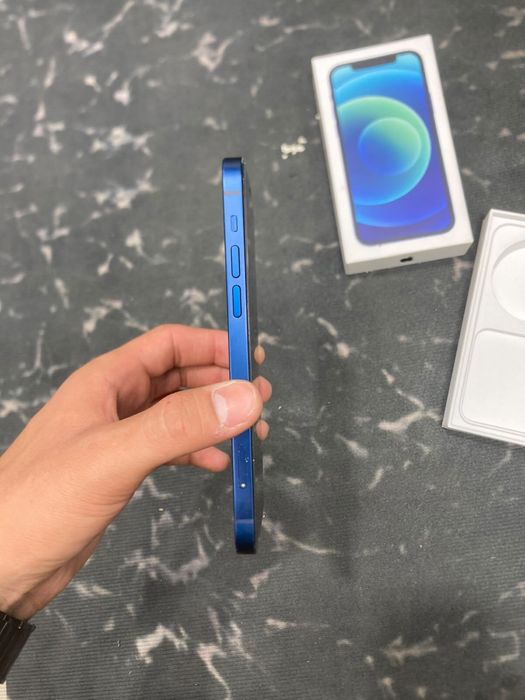 Продаю iphone 12 айфон