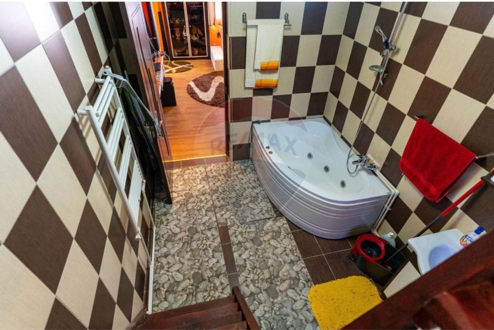Vând 2 case la cheie cu toate utilitatile.