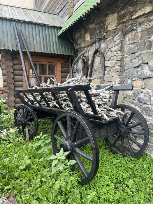 Старинная деревянная телега (декоративная)