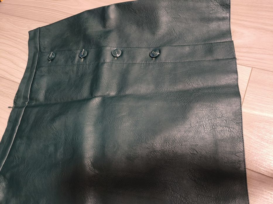 Fustă imitație de piele verde smarald