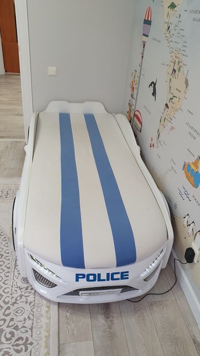 Детская кровать в форме машинки