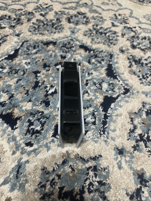 Продам безпроводную зарядку для Ps5