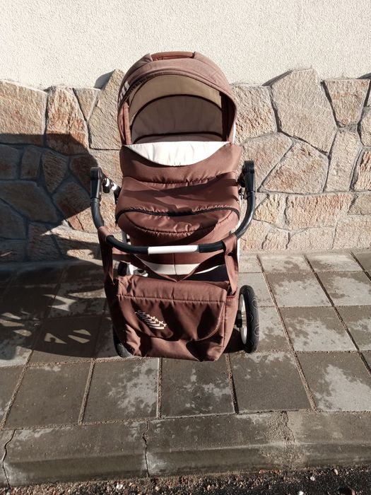 Бебешка количка със зимен и летен кош 2в1.