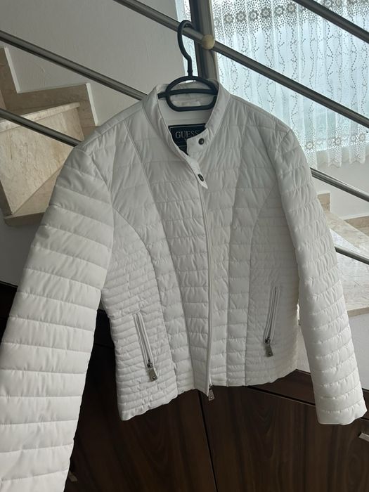 Продавам яке на марката GUESS, размер M. Носено само веднъж, без никакви забележки. Цена: 50 €.