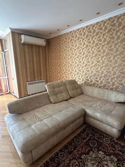 Продается угловой трехуровневый диван
