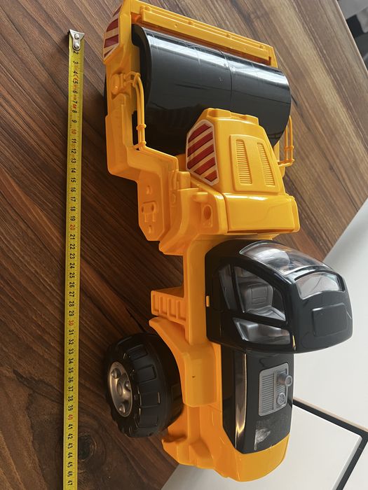 Голяма пожарна кола и валяк