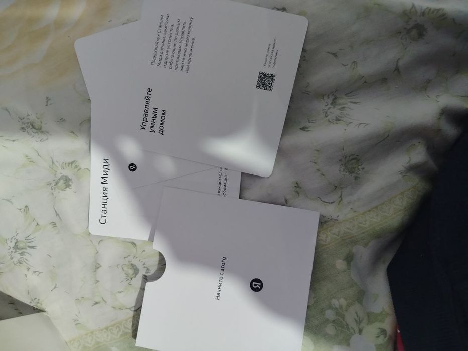 Серая Яндекс-станция с Алисой