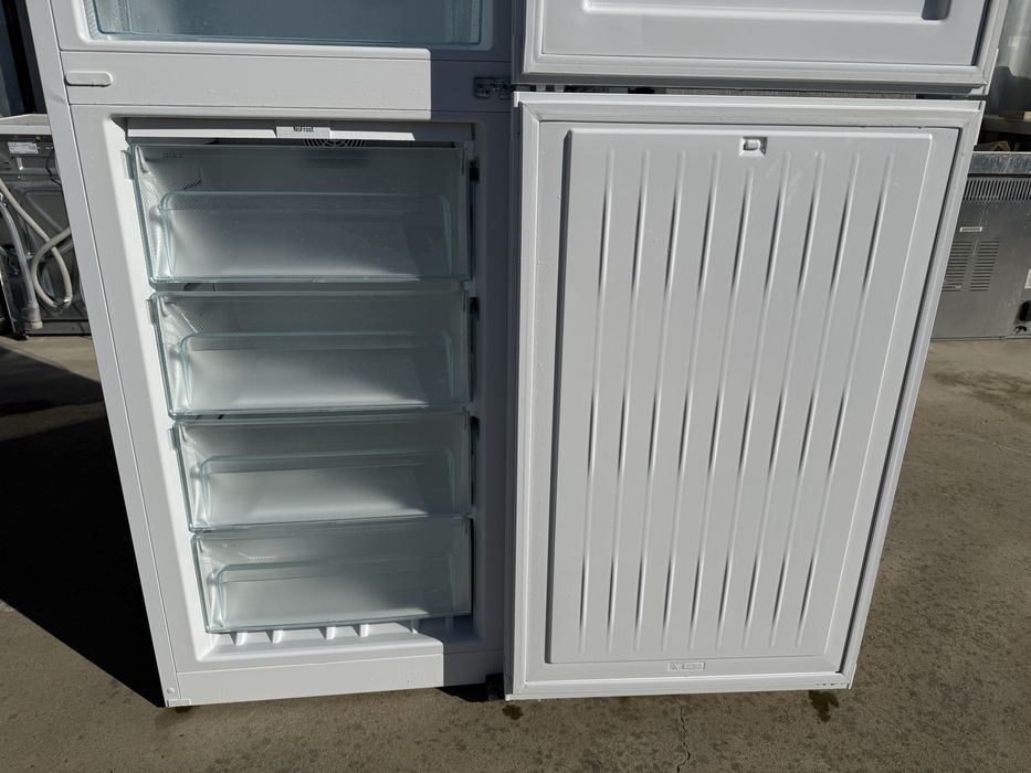 Хладилник с фризер Либхер Като НОВ 2м No Frost