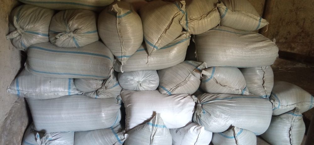 Sifatli biogumus va Kaliforniya chuvalchangi sotiladi.