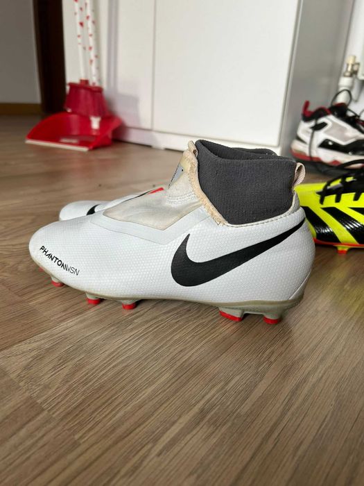 Vand 3 perechi  ghete fotbal baieti.Se vand doar la pachet.