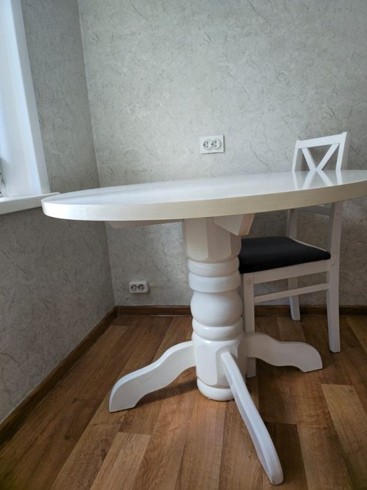 Продам круглый стол + 3 стула