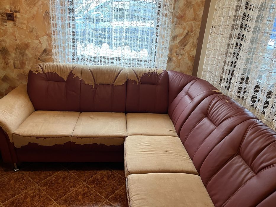 Диван кожен с покривало