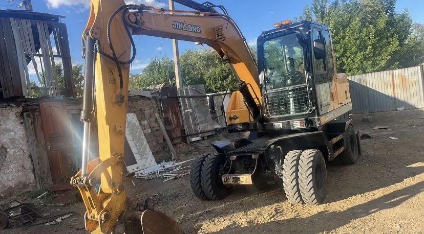 Срочно продам экскаватор