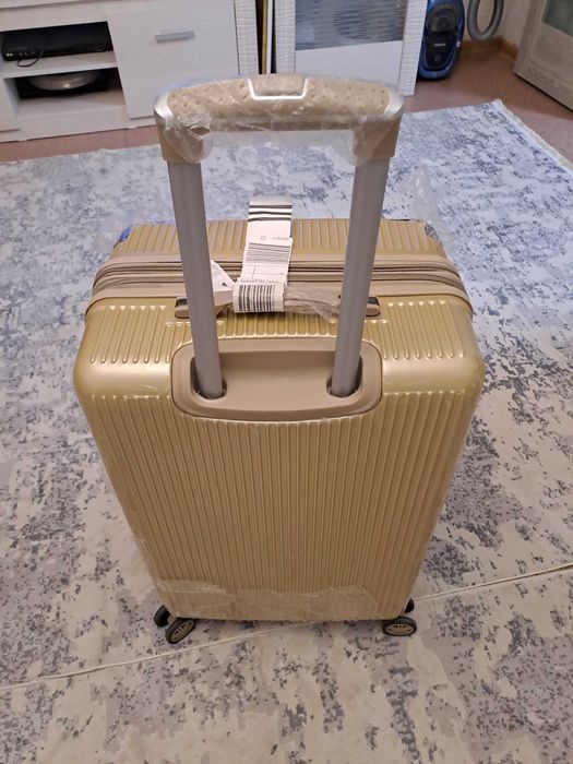 Продам чемодан в отличном состоянии