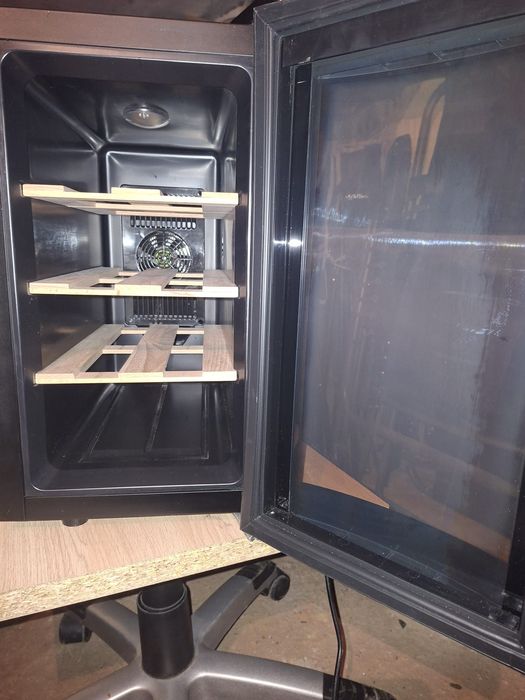 Racitor de vinuri, 8 sticle, H.Koenig, AGE8, negru
Cod produs: AGE8