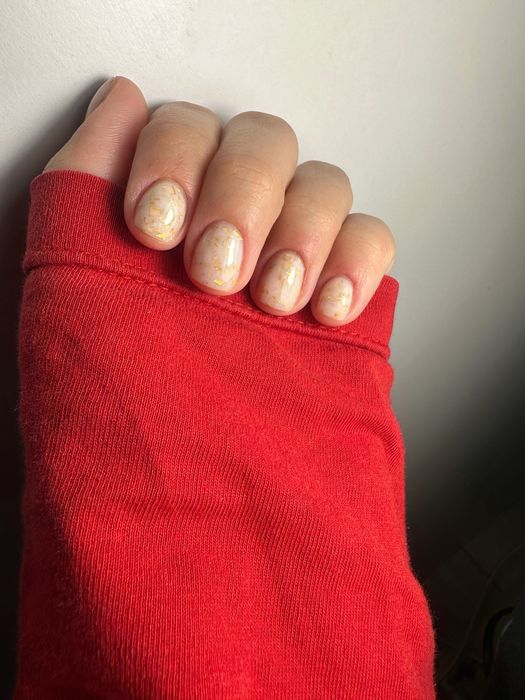 Realizez manichiura cu gel